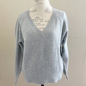 Old Navy Gray V-Neck Sweater Size S